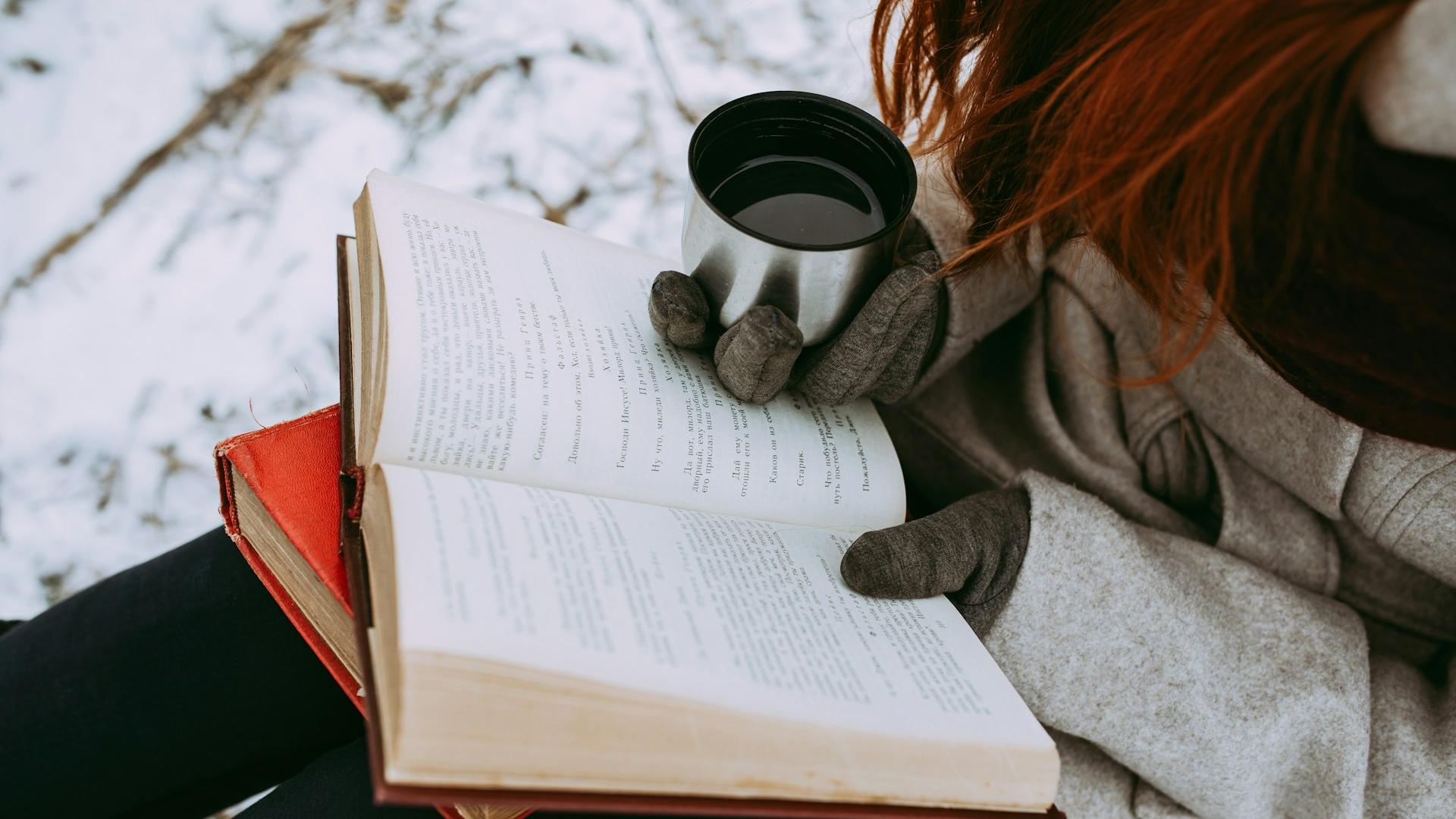 Lesestoff für einen magischen Winter (c) Photo by Oner Mopes on Unsplash