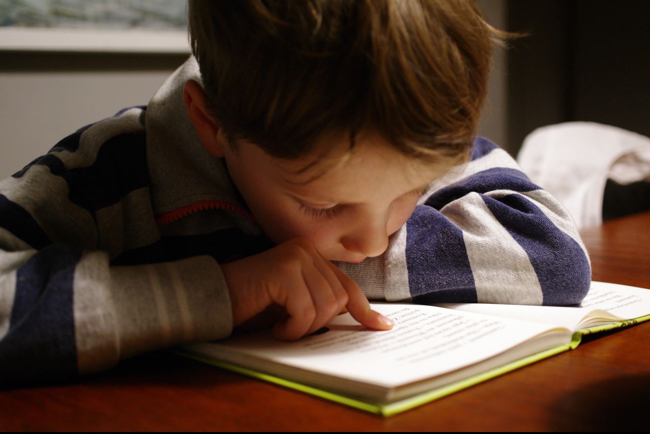 Kind beim Lesen (c) Foto von Michal Parzuchowski auf unsplash