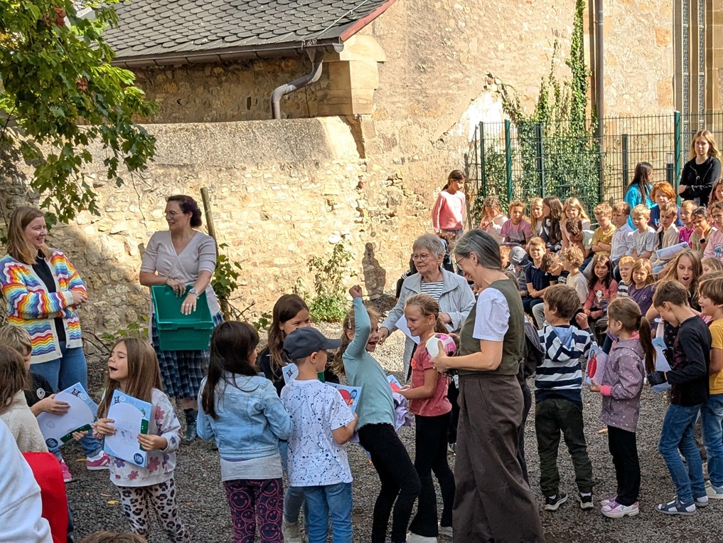 Lese Sommer Abschluss. Zahlenmäßig größte Gruppe der Jahrgangsstufe 3 freut sich über die Preise. (c) up