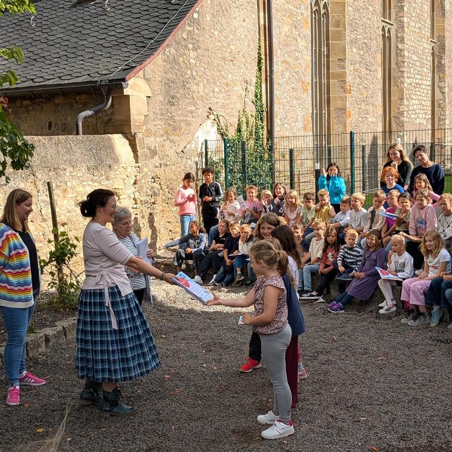 Lese Sommer Abschluss, Urkundenübegabe an die Spitzenreiterin in diesem Jahr