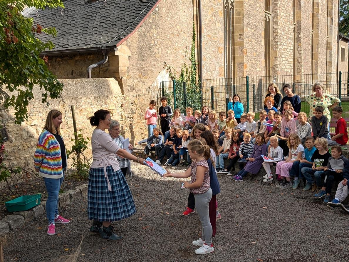 Lese Sommer Abschluss, Urkundenübegabe an die Spitzenreiterin in diesem Jahr