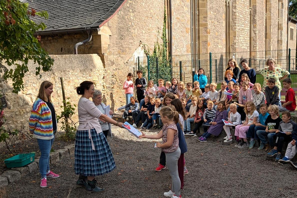 Lese Sommer Abschluss, Urkundenübegabe an die Spitzenreiterin in diesem Jahr