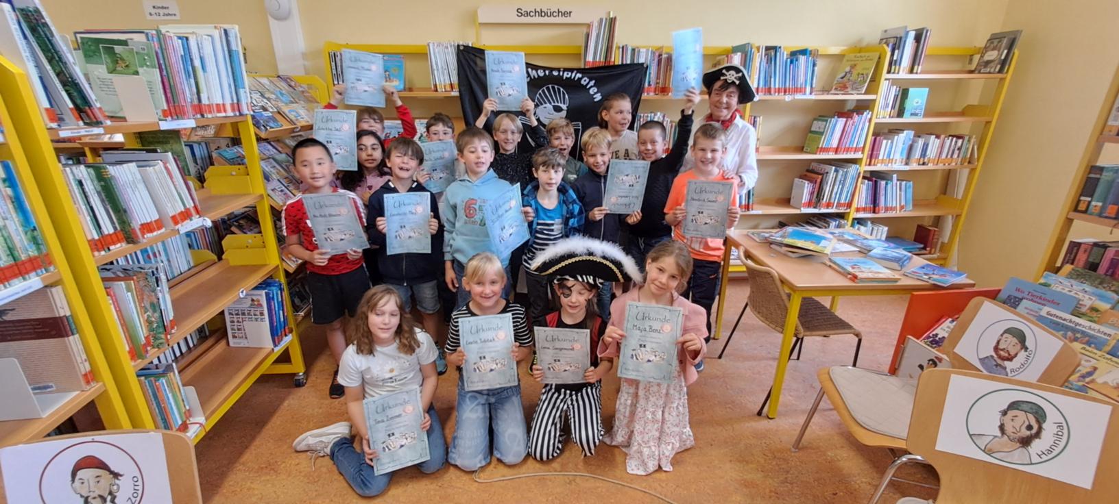 Wir sind Piri-Pira-Piraten und machen schreck- schreckliche Taten! (c) gb