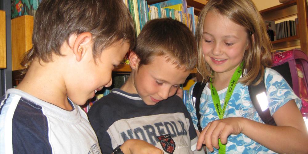 Kinder in der Bücherei