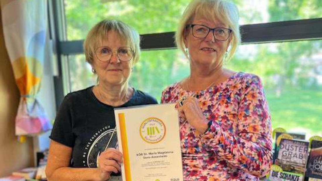 Andrea Stiefmeier (r.) und Margret Mengel vom Orga-Team der Bücherei. © pv