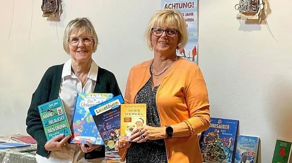 Das Organisationstandem der Buchausstellung: Büchereileiterin Andrea Stiefmeier (l.) und Margret Mengel zeigen Exemplare der hauseigenen Bestsellerliste. (c) @hh