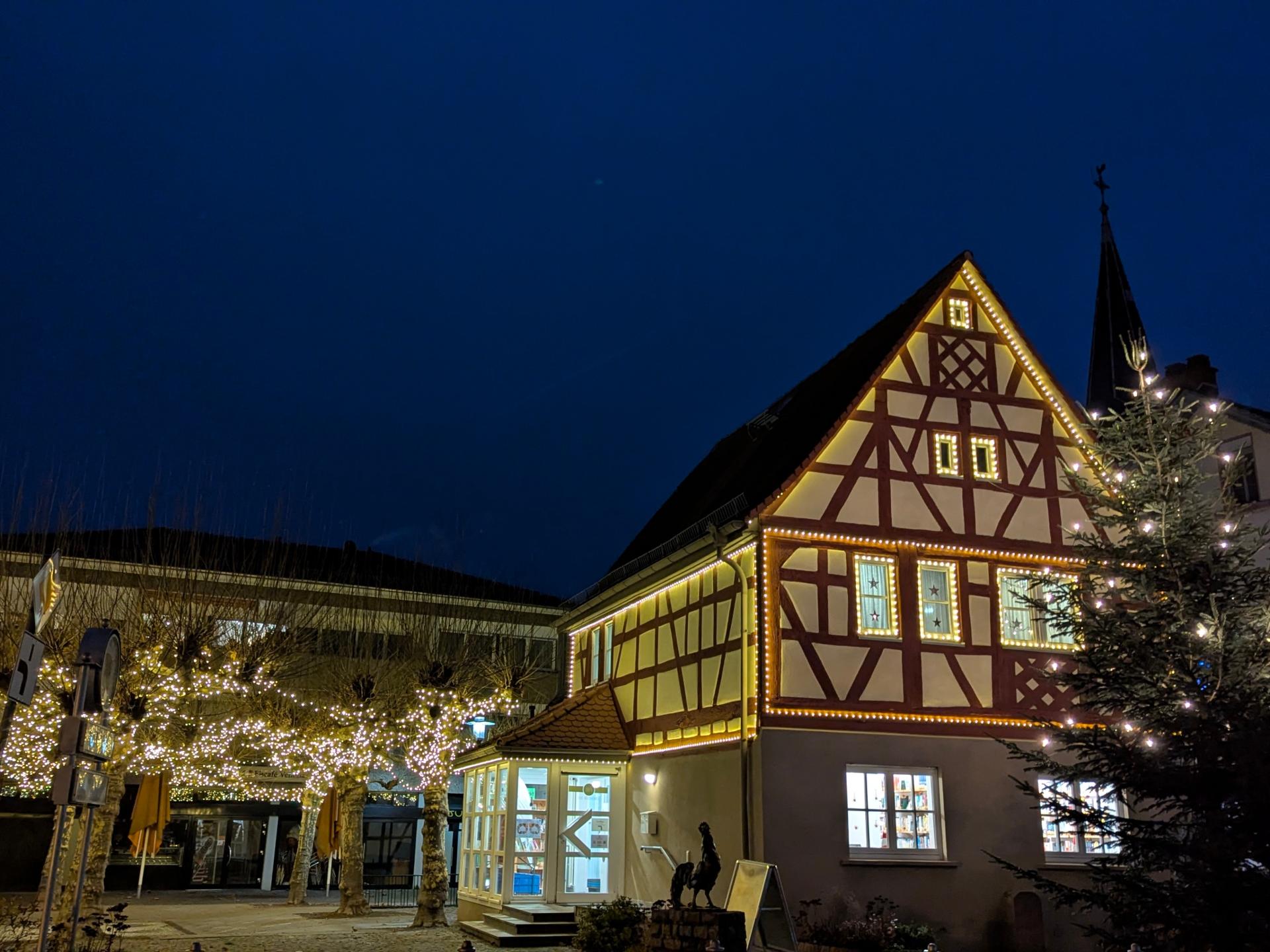 Die Bücherei in weihnachtlichem Glanz (c) Bücherei Einhausen