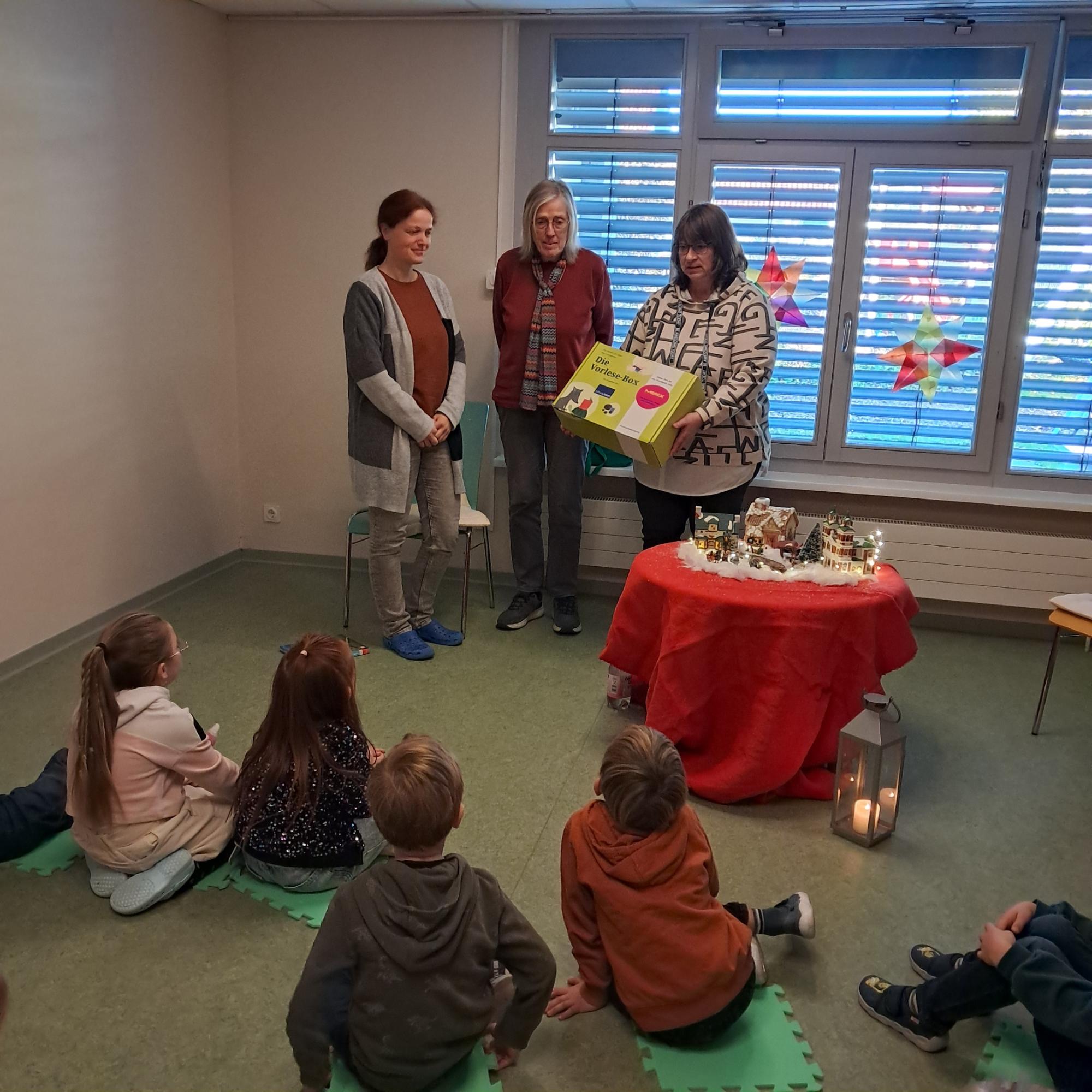 Andrea Philipp und Ulrike Gratz übergeben die Vorlesebox vom Merck