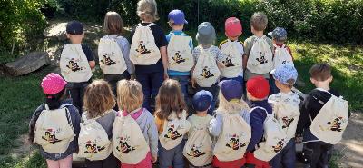 Die Kinder des Erbacher Naturkindergartens „Nimmersatt' zeigen stolz ihre Bibfit-Rucksäcke