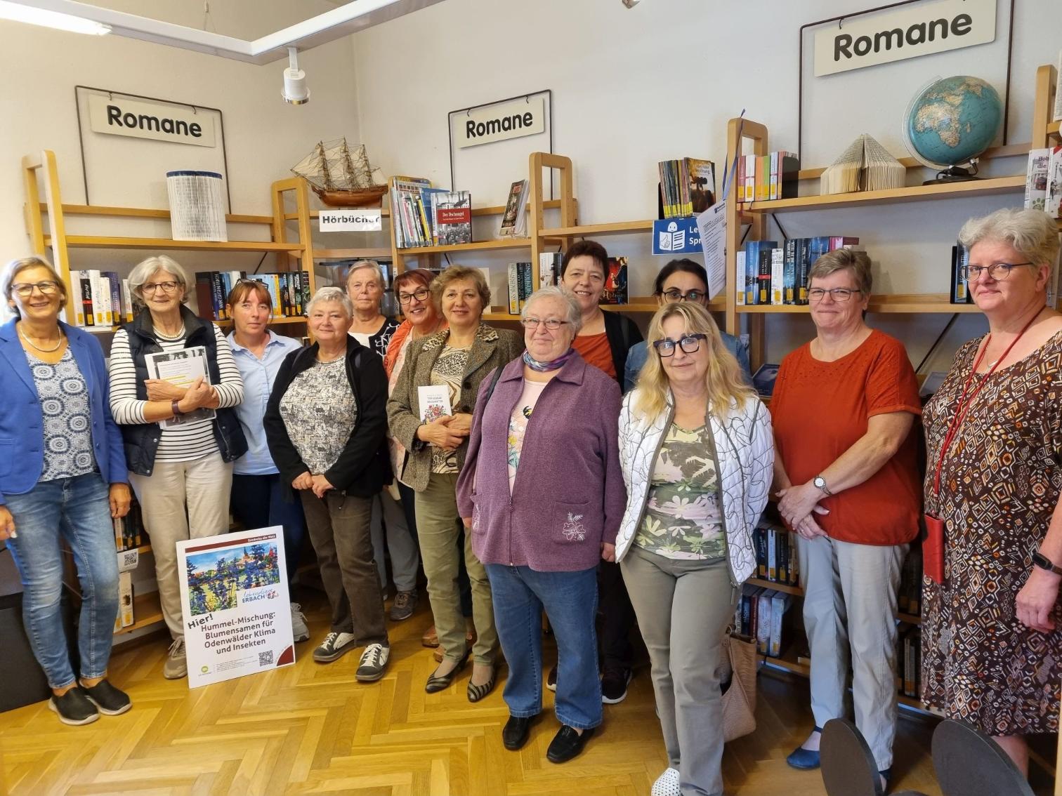 Die Ehrenamtlichen der Kinder-Kleider-Kiste unter Begleitung von Koordinatorin Brigitte Wittmann (links) beim Besuch in der Bücherei, die von Ursula Weiers (2. Von rechts) vorgestellt wurde. (c) Bücherei St. Sophia (KÖB)/WW