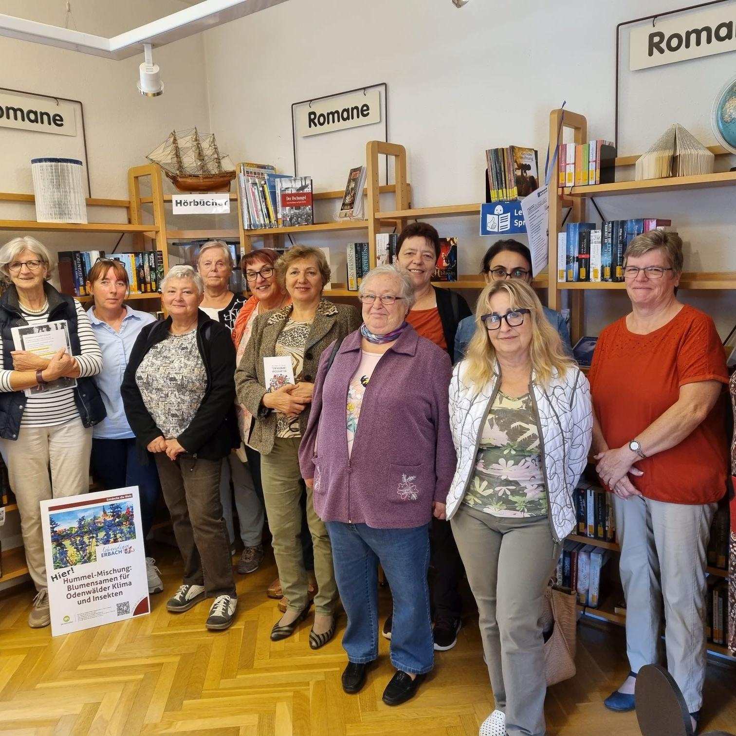 Die Ehrenamtlichen der Kinder-Kleider-Kiste unter Begleitung von Koordinatorin Brigitte Wittmann (links) beim Besuch in der Bücherei, die von Ursula Weiers (2. Von rechts) vorgestellt wurde.