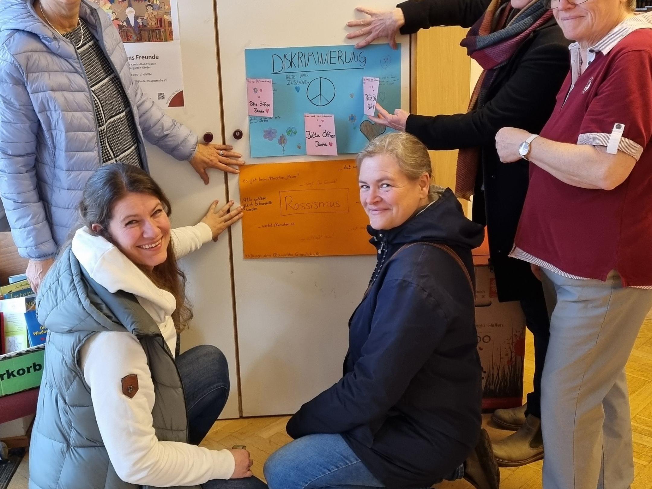 Die ersten Plakate hängen! In der Erbacher Bücherei St. Sophia freuen sich (v.l.n.r) Brigitte Wittmann (Caritas Zentrum) , Christin Hauer (WIR Zentrum), Kerstin Hammann (AWO), Elena Dall'Omo (Caritas Zentrum), Ursula Weiers (Bücherei St. Sophia)