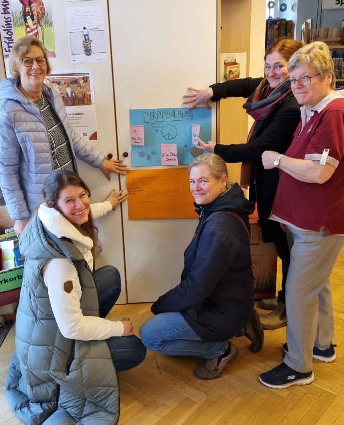 Die ersten Plakate hängen! In der Erbacher Bücherei St. Sophia freuen sich (v.l.n.r) Brigitte Wittmann (Caritas Zentrum) , Christin Hauer (WIR Zentrum), Kerstin Hammann (AWO), Elena Dall'Omo (Caritas Zentrum), Ursula Weiers (Bücherei St. Sophia)