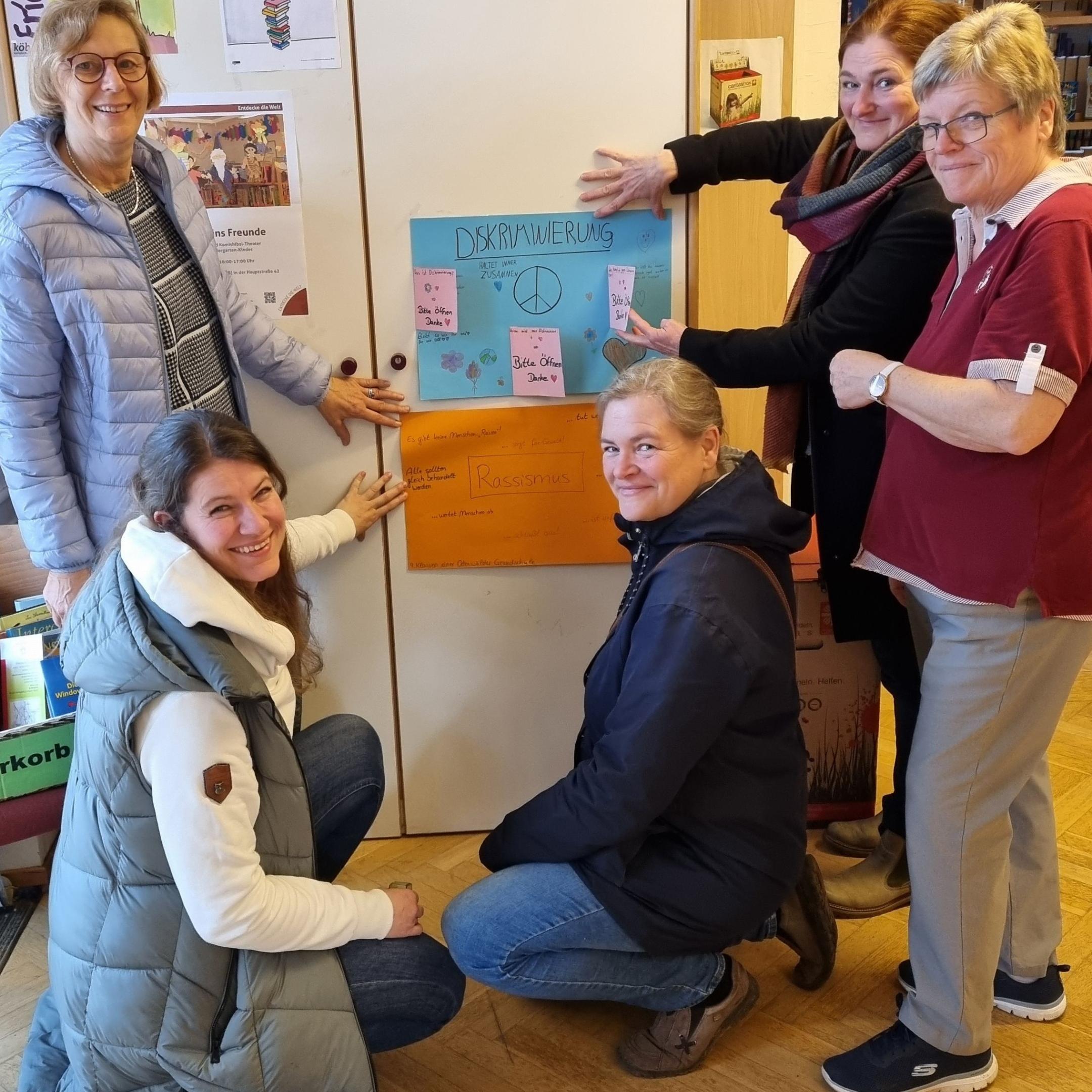 Die ersten Plakate hängen! In der Erbacher Bücherei St. Sophia freuen sich (v.l.n.r) Brigitte Wittmann (Caritas Zentrum) , Christin Hauer (WIR Zentrum), Kerstin Hammann (AWO), Elena Dall'Omo (Caritas Zentrum), Ursula Weiers (Bücherei St. Sophia)