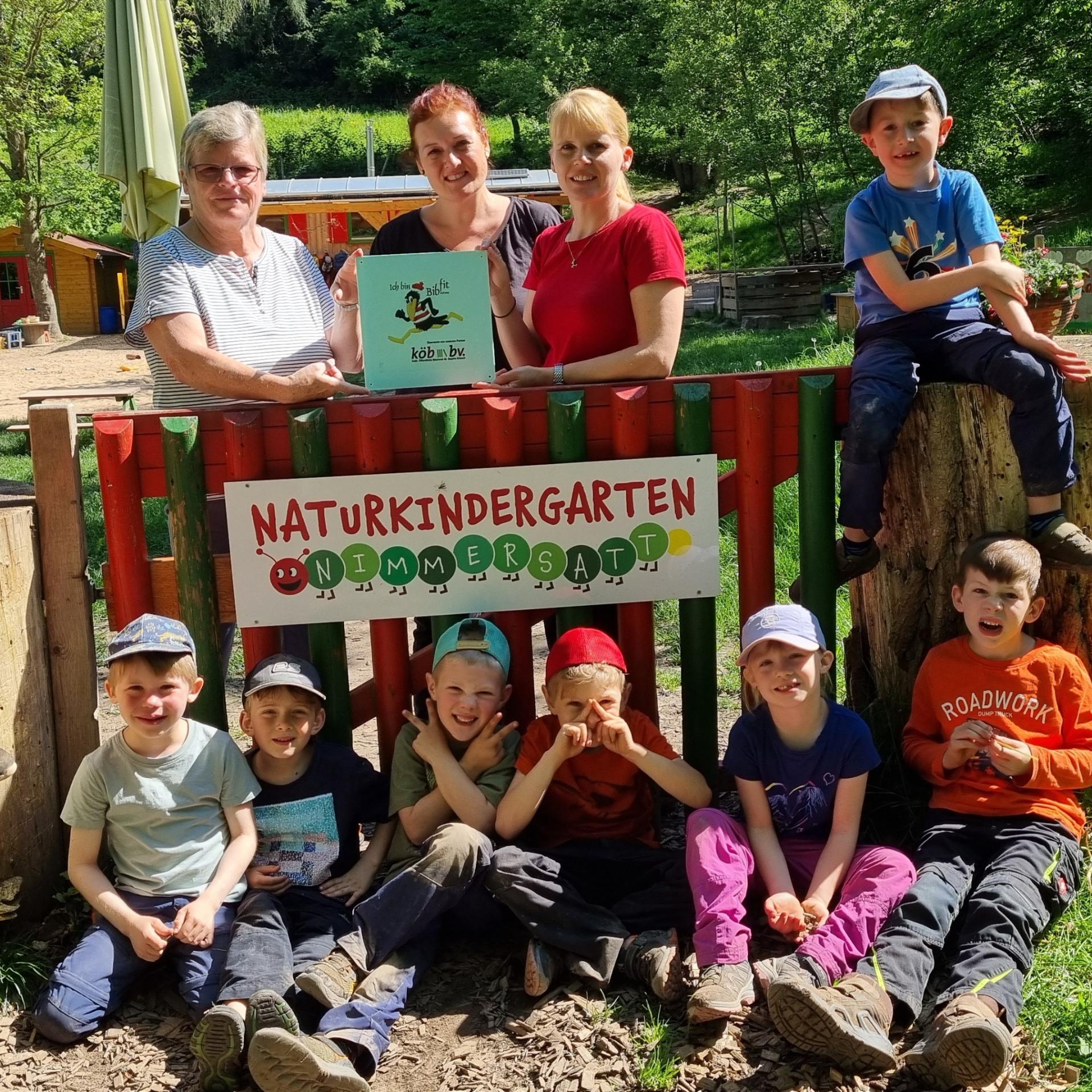 Zum Abschluss der diesjährigen Bibfit-Reihe freuen sich einige der Vorschulkinder mit (hintere Reihe v.l.) Ursula Weiers (Bücherei St. Sophia), Simone Brechenser-Flaig und Jeannette Weiers (beide Naturkindergarten Nimmersatt) über die Plakette.