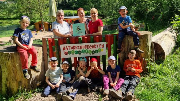 Zum Abschluss der diesjährigen Bibfit-Reihe freuen sich einige der Vorschulkinder mit (hintere Reihe v.l.) Ursula Weiers (Bücherei St. Sophia), Simone Brechenser-Flaig und Jeannette Weiers (beide Naturkindergarten Nimmersatt) über die Plakette.