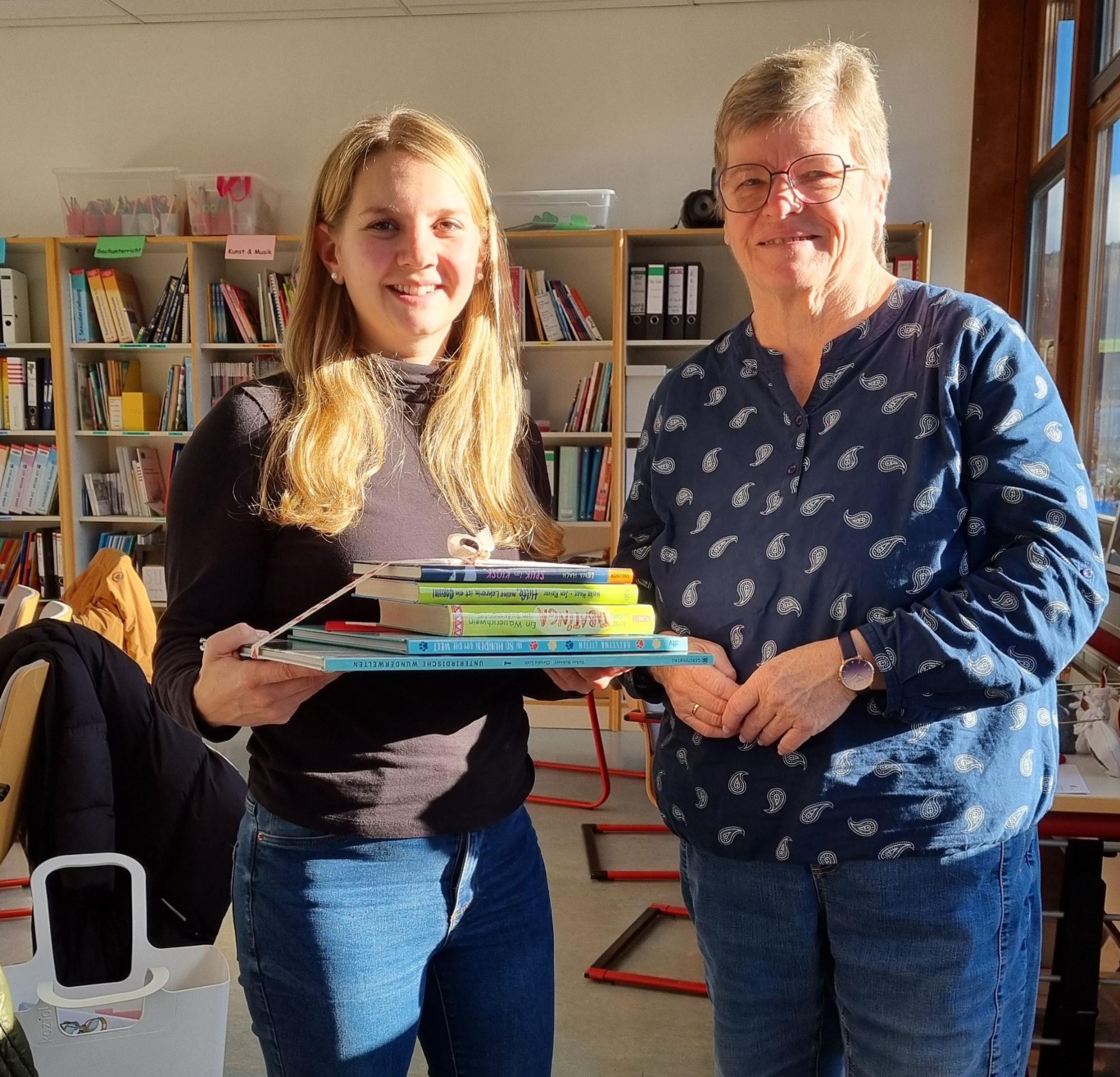 Buchwechsel in der Schülerbücherei der Grundschule am Hollerbusch