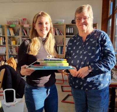 Buchwechsel in der Schülerbücherei der Grundschule am Hollerbusch