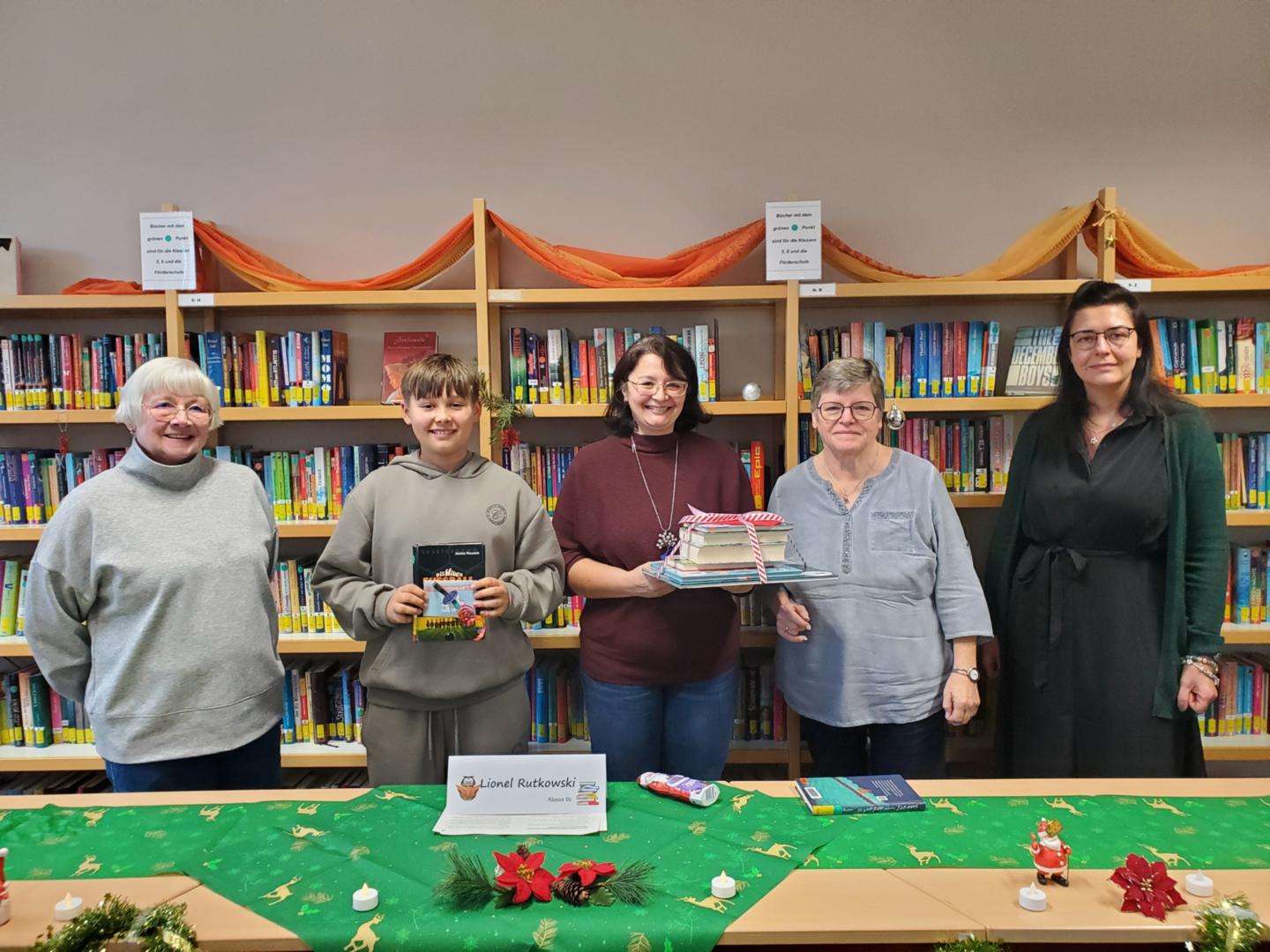 V.l.n.r.: Heike Giebenhain (Jury), Lionel Rutkowski (Vorlese-Champion), Ursula Weiers (Bücherei St. Sophia), Sibel Demmel (Leitung Schülerbücherei), Vesna Schmitz (Schulleitung) (c) S. Demmel