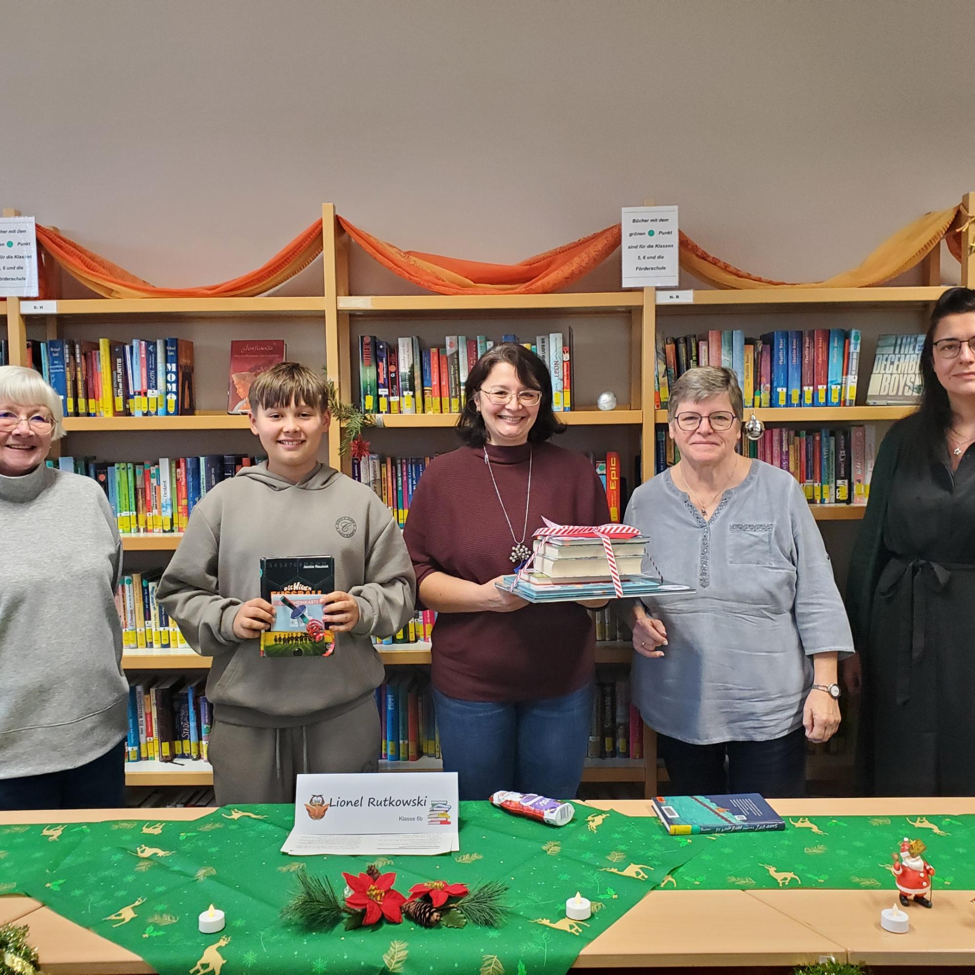 V.l.n.r.: Heike Giebenhain (Jury), Lionel Rutkowski (Vorlese-Champion), Ursula Weiers (Bücherei St. Sophia), Sibel Demmel (Leitung Schülerbücherei), Vesna Schmitz (Schulleitung)