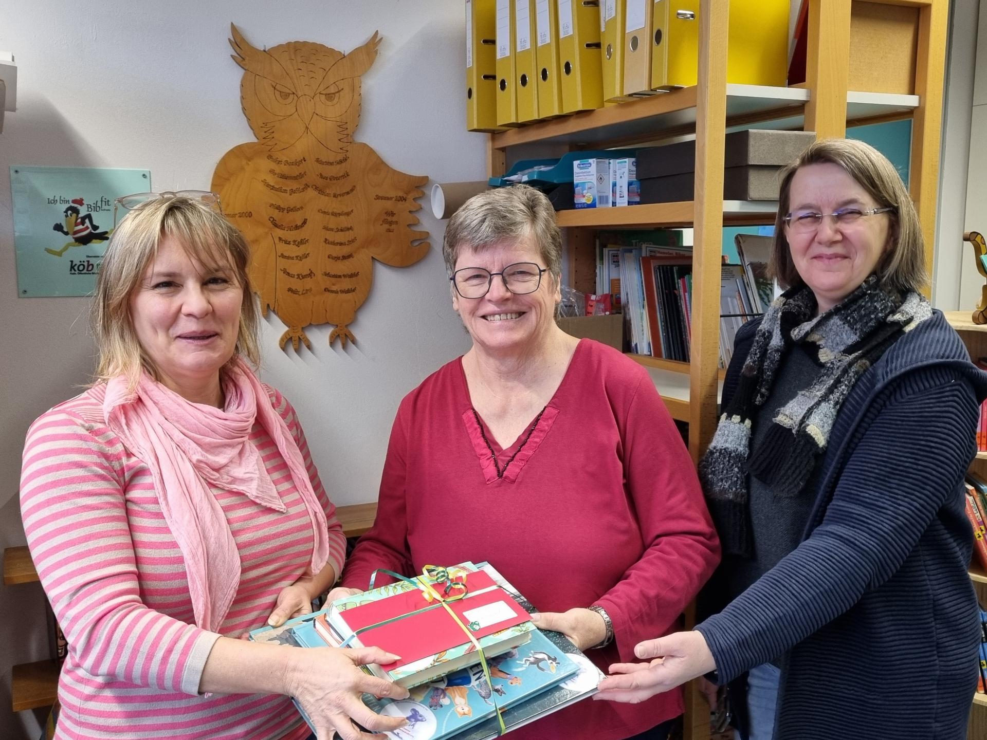 Beim Bücherwechsel mit Ulrike Hartnagel, Ursula Weiers und Silke Lenz