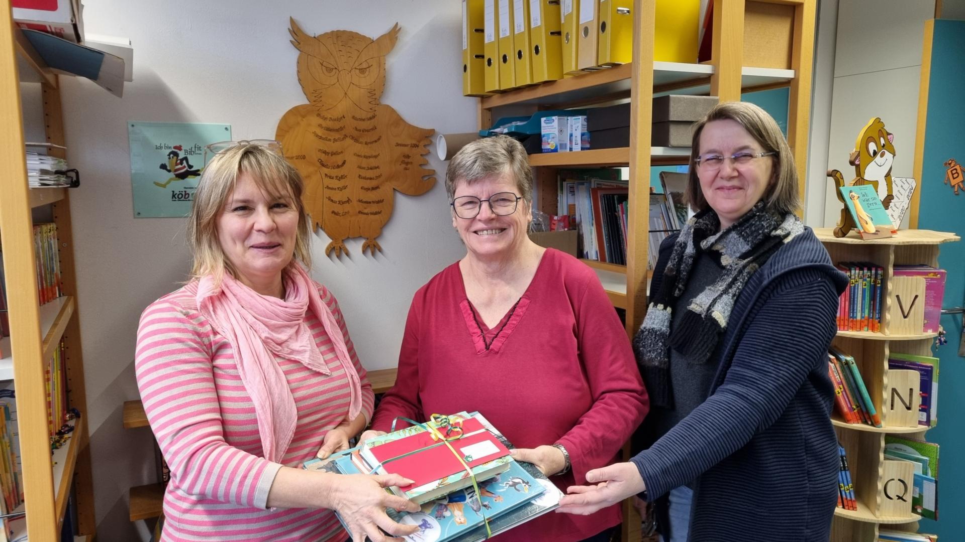 Beim Bücherwechsel mit Ulrike Hartnagel, Ursula Weiers und Silke Lenz (c) Bücherei St. Sophia/WW