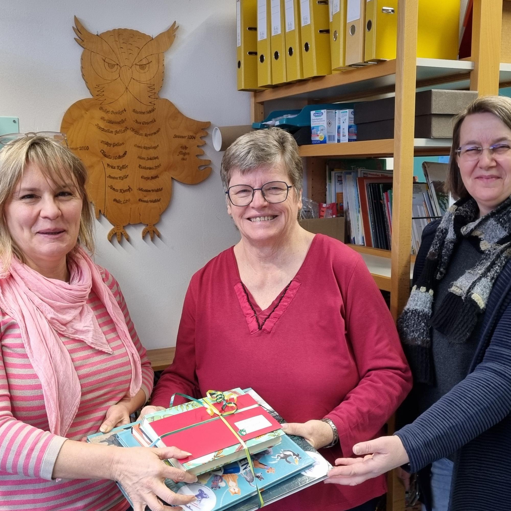 Beim Bücherwechsel mit Ulrike Hartnagel, Ursula Weiers und Silke Lenz