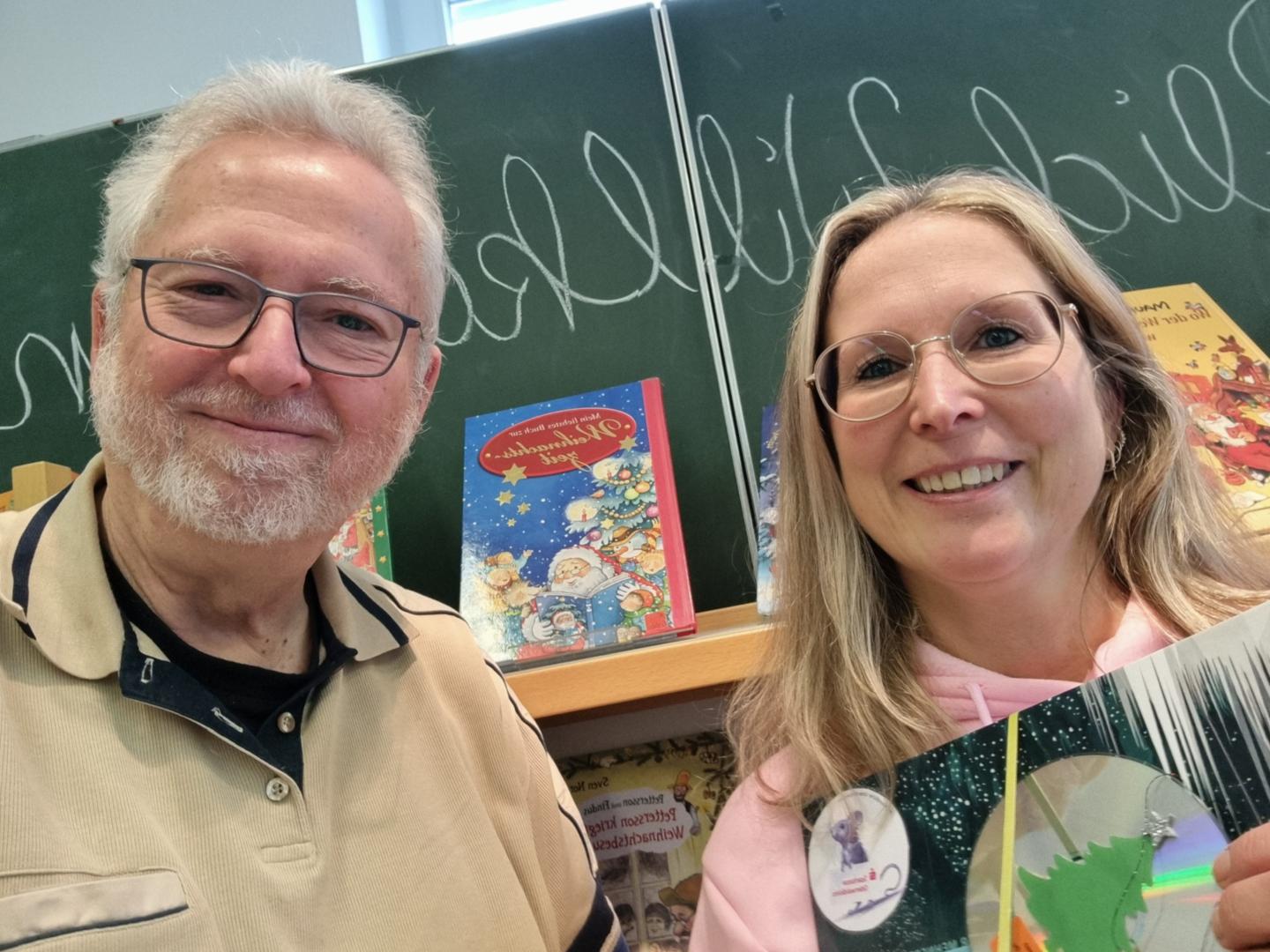 V.l.n.r.: Willi Weiers (Bücherei St. Sophia) und Melanie Stummer (Schülerbücherei) bei der Buchübergabe (c) Bücherei St. Sophia/WW