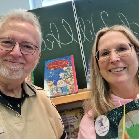 V.l.n.r.: Willi Weiers (Bücherei St. Sophia) und Melanie Stummer (Schülerbücherei) bei der Buchübergabe