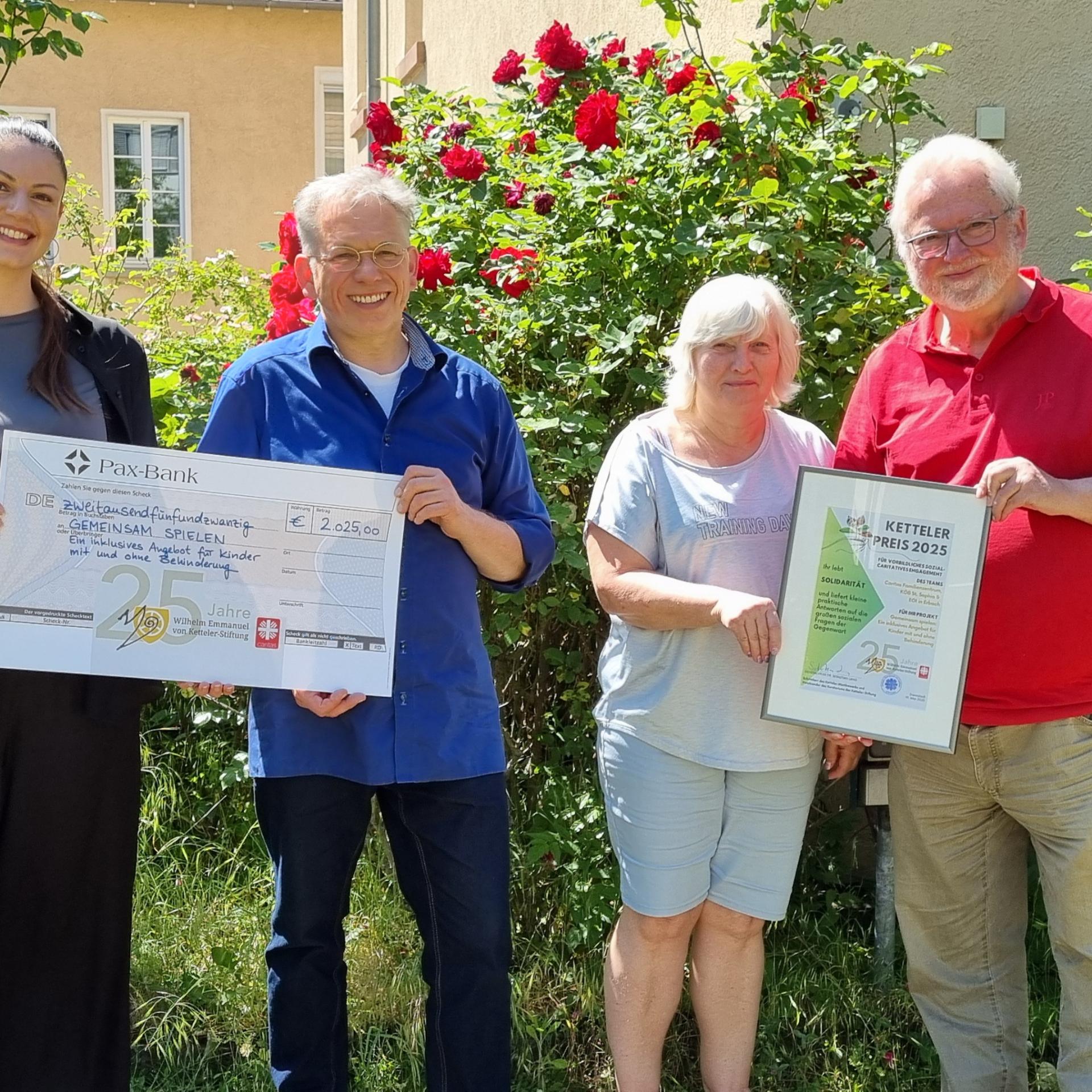 Nach der Überreichung von Urkunde und das Preisgeld von Generalvikar Dr. Sebastian Lang und Wilfried Mönch (Stiftung) an die Preisträger(innen) des Inklusionsprojekts „Gemeinsam spielen“ aus Erbach, die sich über die Wertschätzung ihres Engagements freuen.