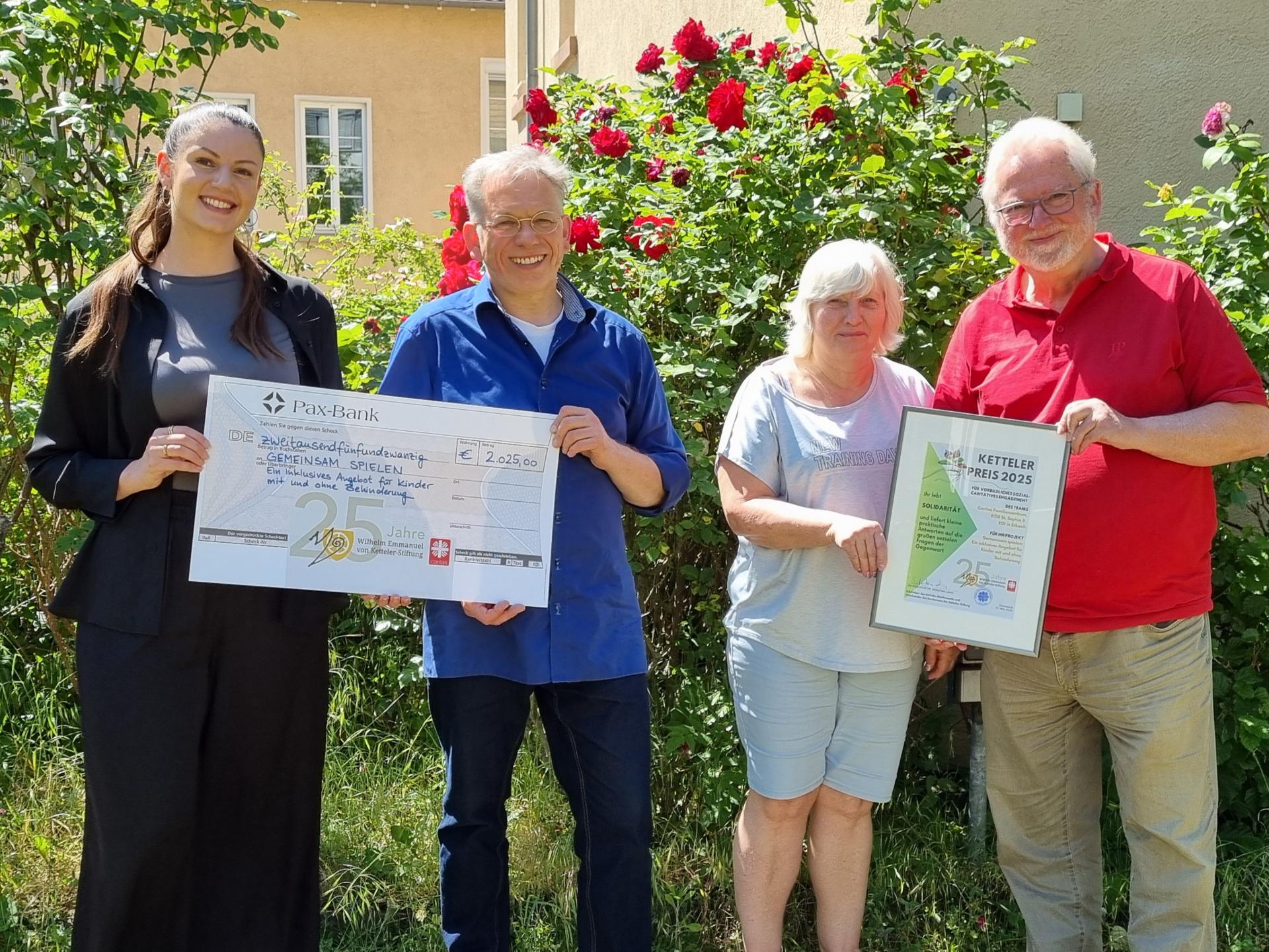 Nach der Überreichung von Urkunde und das Preisgeld von Generalvikar Dr. Sebastian Lang und Wilfried Mönch (Stiftung) an die Preisträger(innen) des Inklusionsprojekts „Gemeinsam spielen“ aus Erbach, die sich über die Wertschätzung ihres Engagements freuen.