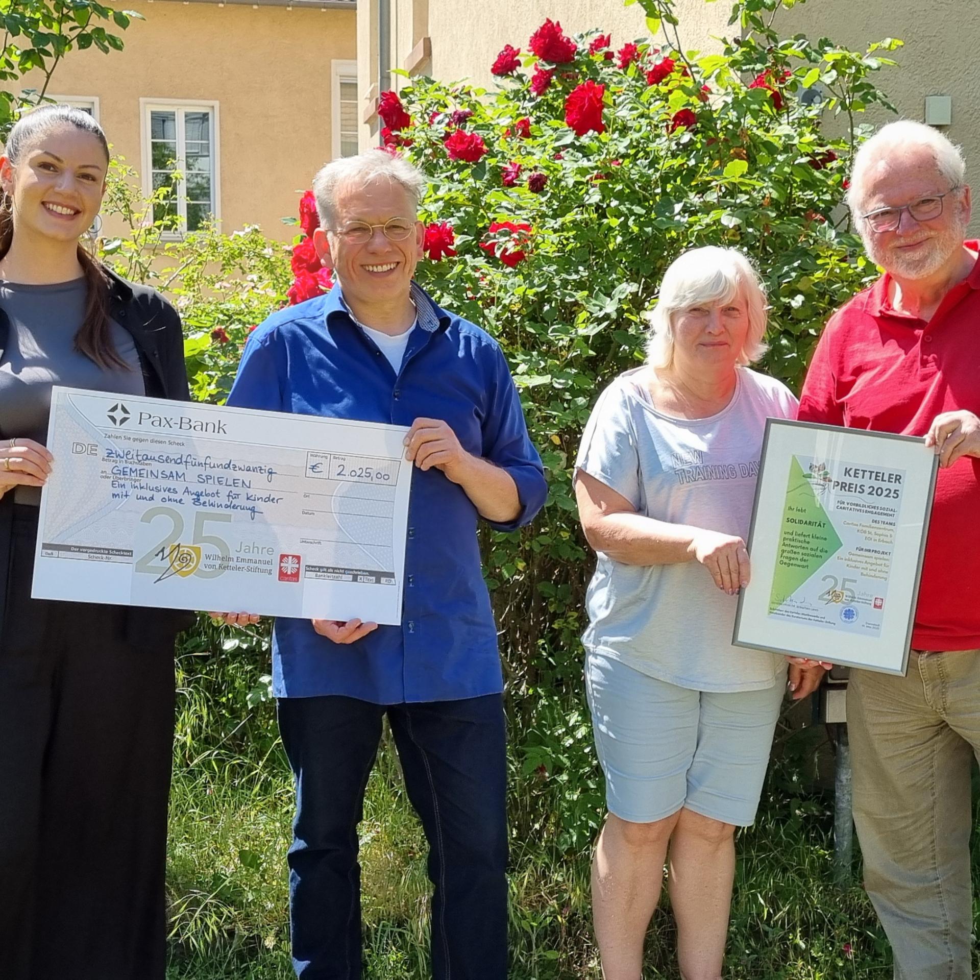 Nach der Überreichung von Urkunde und das Preisgeld von Generalvikar Dr. Sebastian Lang und Wilfried Mönch (Stiftung) an die Preisträger(innen) des Inklusionsprojekts „Gemeinsam spielen“ aus Erbach, die sich über die Wertschätzung ihres Engagements freuen.
