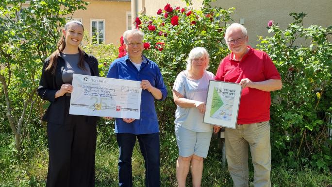 Nach der Überreichung von Urkunde und das Preisgeld von Generalvikar Dr. Sebastian Lang und Wilfried Mönch (Stiftung) an die Preisträger(innen) des Inklusionsprojekts „Gemeinsam spielen“ aus Erbach, die sich über die Wertschätzung ihres Engagements freuen.