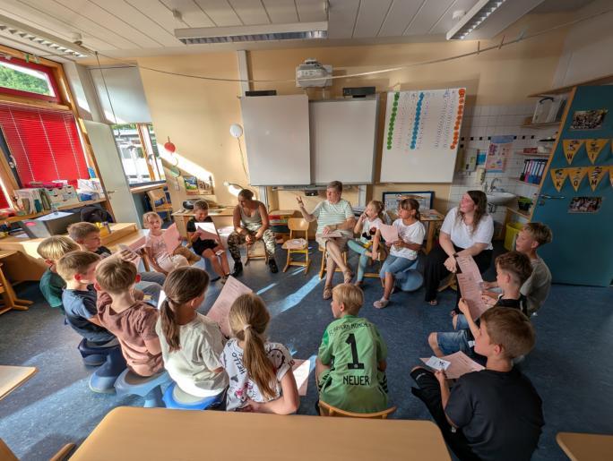 Stuhlkreis mit Kindern im Klassensaal