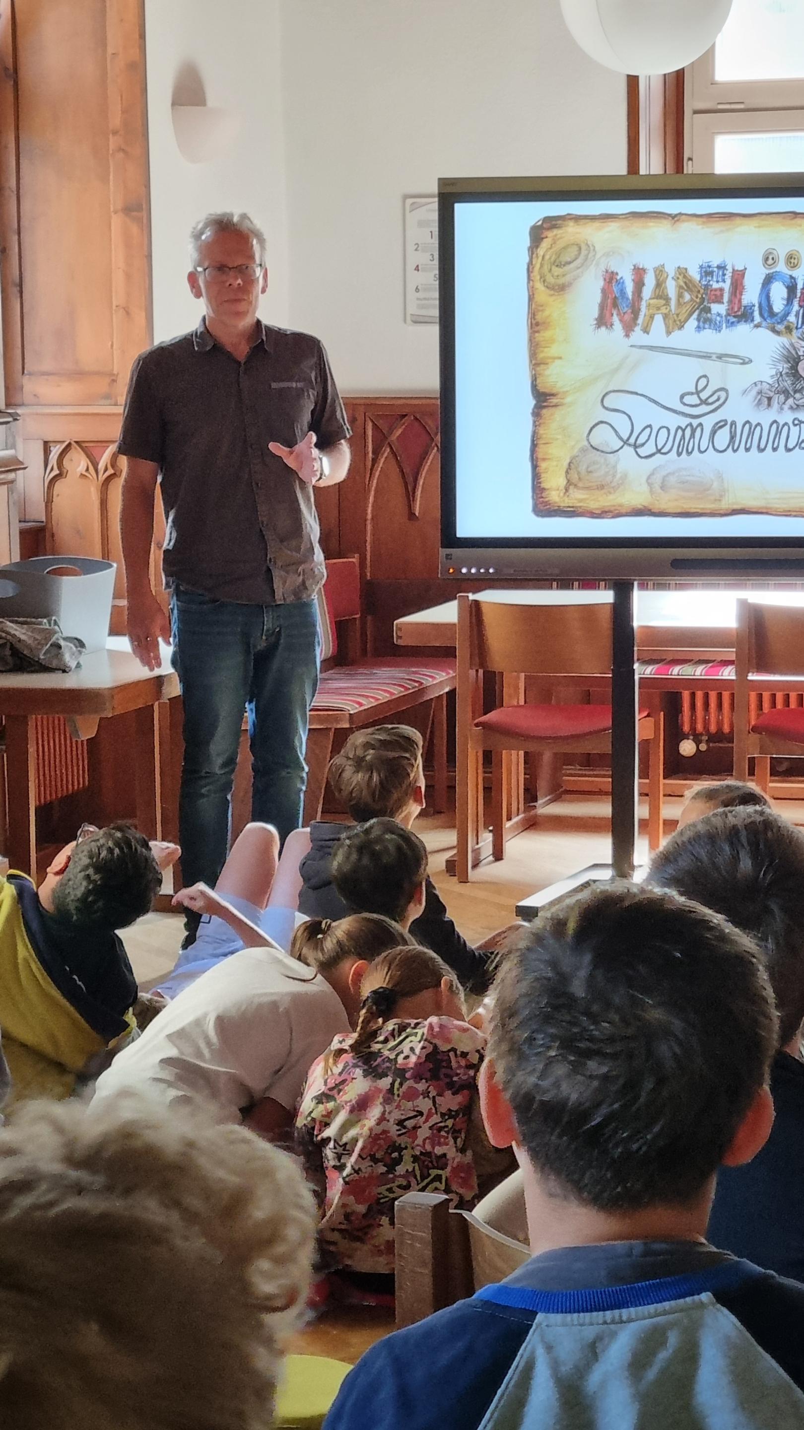 Oliver Hülsermann beantwortet nach der Lesung die Fragen der Kinder (c) Bücherei St. Sophia/WW