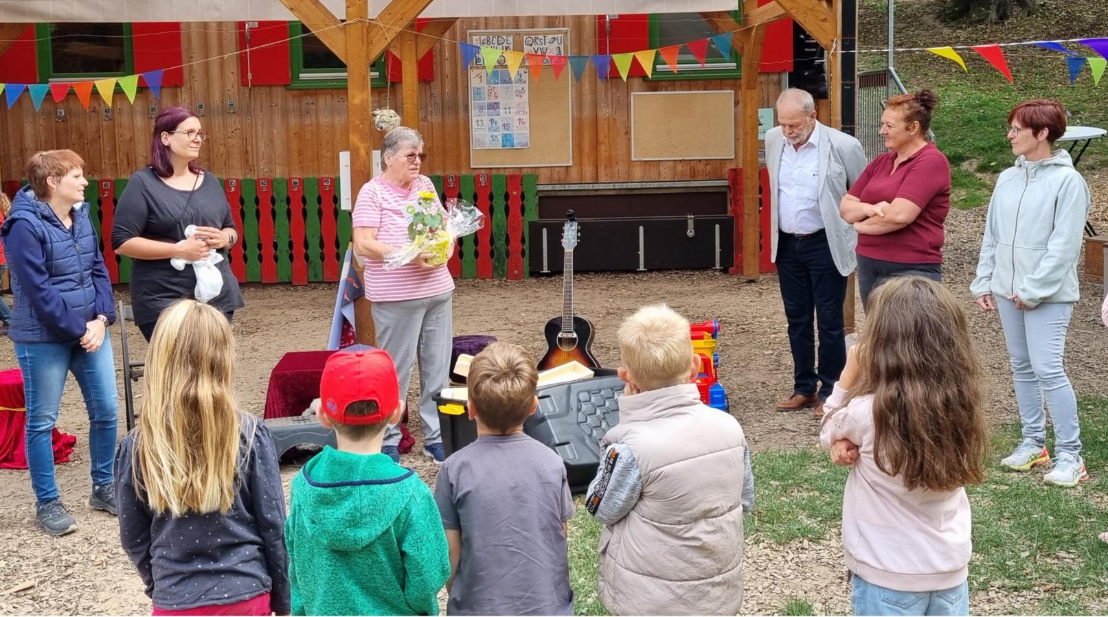 Im Namen des Büchereiteams gratuliert Ursula Weiers (c) Pastoralraum Odenwald/WW
