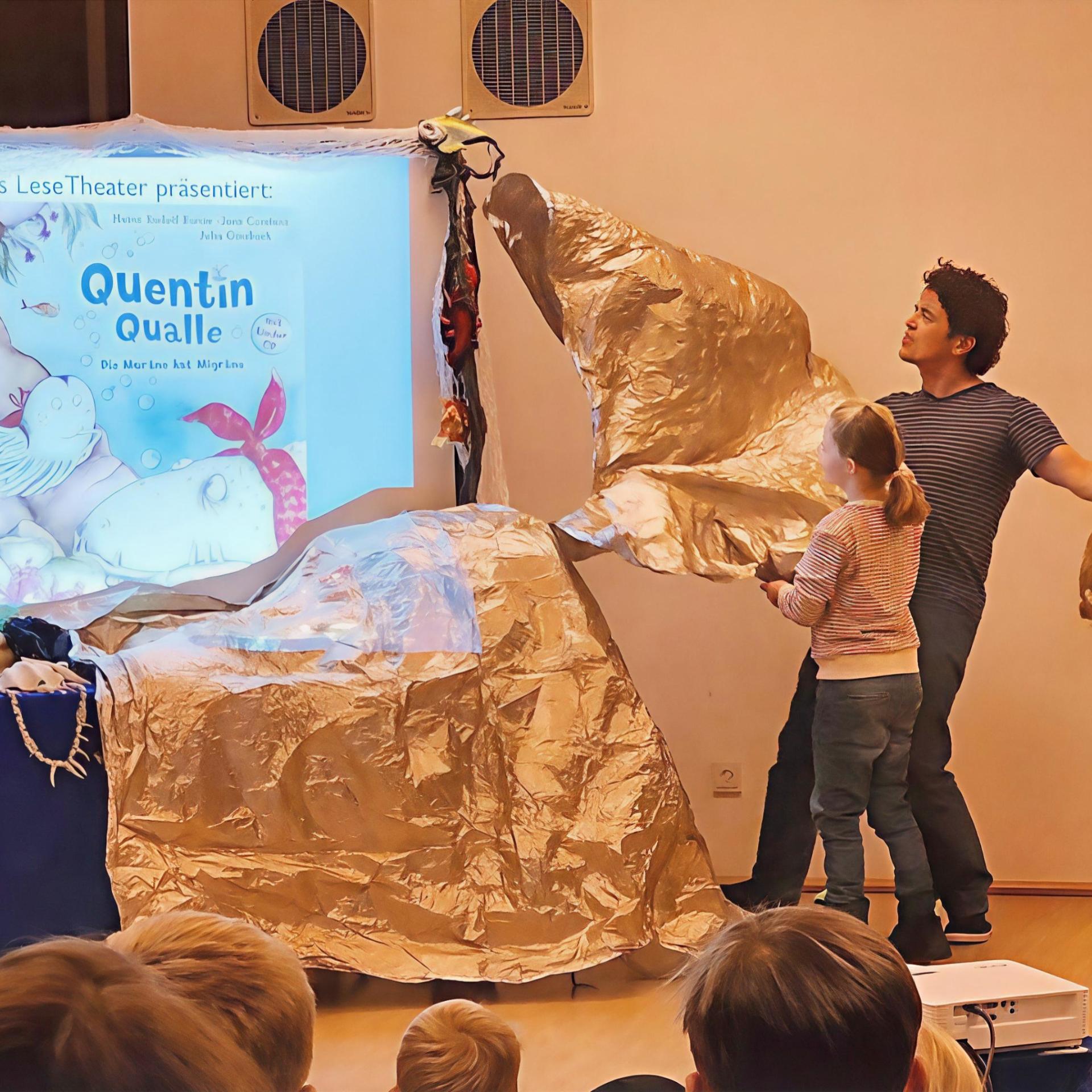 Titelbild Quentin Qualle mit 2 Personen enthüllen das Buchcover