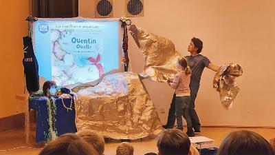 Titelbild Quentin Qualle mit 2 Personen enthüllen das Buchcover