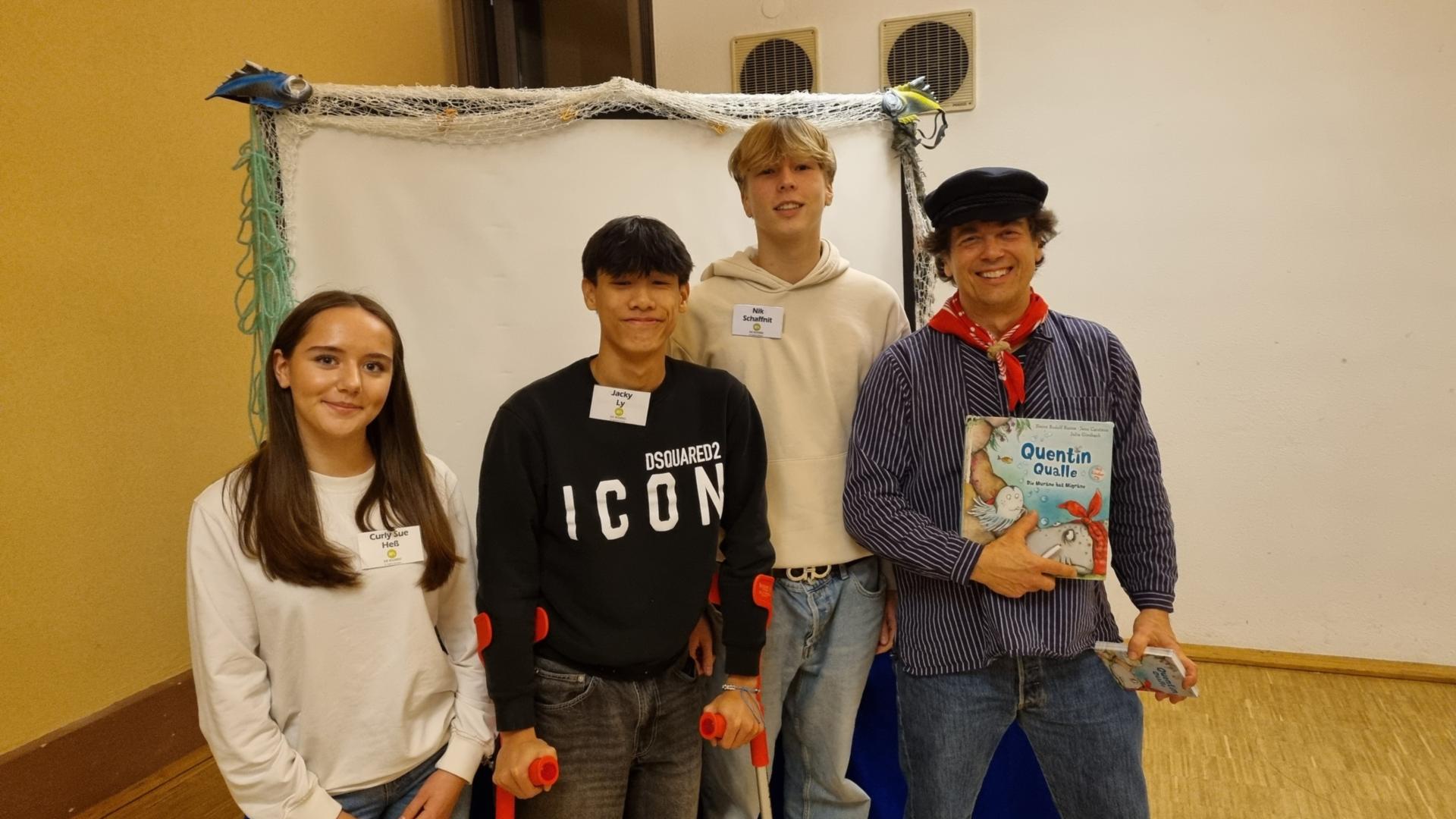 Drei der Projektteilnehmer mit Michael Hain nach der Veranstaltung (c) Bücherei St. Sophia/WW