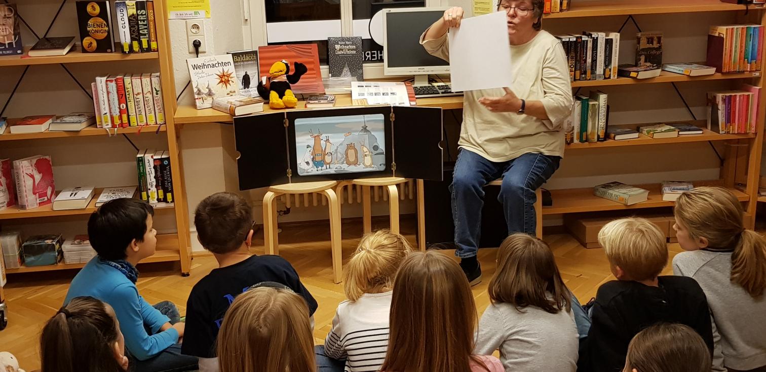 Aufmerksame Zuhörer beim Vorleseabend mit Ursula Weiers vom Bücherei-Team St. Sophia (c) Bücherei St. Sophia/WW