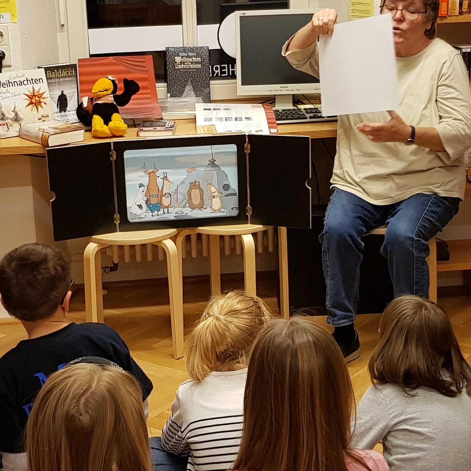 Kindergruppe mit Vorleserin