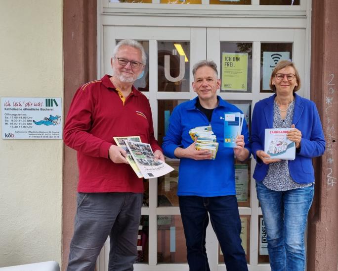 Vor der Bücherei St. Sophia trafen sich zur Medienübergabe: (v.l.) Willi Weiers vom Bücherei-Team, Carsten Rohmann und Brigitte Wittmann vom Caritas Familienzentrum