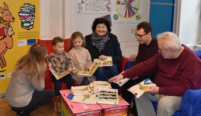 In der Katholischen Öffentlichen Bücherei (KÖB) St. Sophia in Erbach überreichen Willi Weiers (Sofa rechts) gemeinsam mit dem Leiter der Stadtbücherei Erbach Marc Ziegler (Sofa links) und Ute Naas vom Kulturmanagement des Odenwaldkreises die Lesestartsets an Tom und seine Schwester Lilli. Mutter Alice Lunkwitz freute sich über das Lesestart-Set.