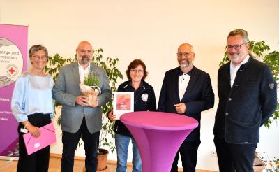 Das Bild zeigt von links: DRK-Koordinatorin Ulrike Klose, Markus Reuter, Referatsleiter der katholischen Kirche beim Bistum Mainz, Jubilarin Dorothee Hartmann, den evangelischen Dekan Carsten Stein sowie Frank Sauer, Vorstand des Roten Kreuzes im Odenwaldkreis. (Foto: Michel Lang / DRK-Odenwaldkreis)