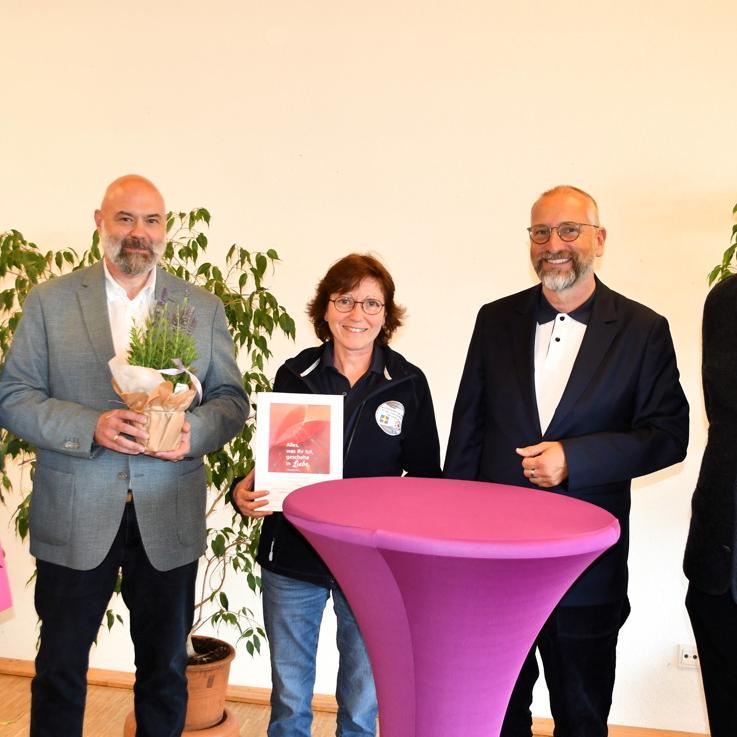 Das Bild zeigt von links: DRK-Koordinatorin Ulrike Klose, Markus Reuter, Referatsleiter der katholischen Kirche beim Bistum Mainz, Jubilarin Dorothee Hartmann, den evangelischen Dekan Carsten Stein sowie Frank Sauer, Vorstand des Roten Kreuzes im Odenwaldkreis. (Foto: Michel Lang / DRK-Odenwaldkreis)