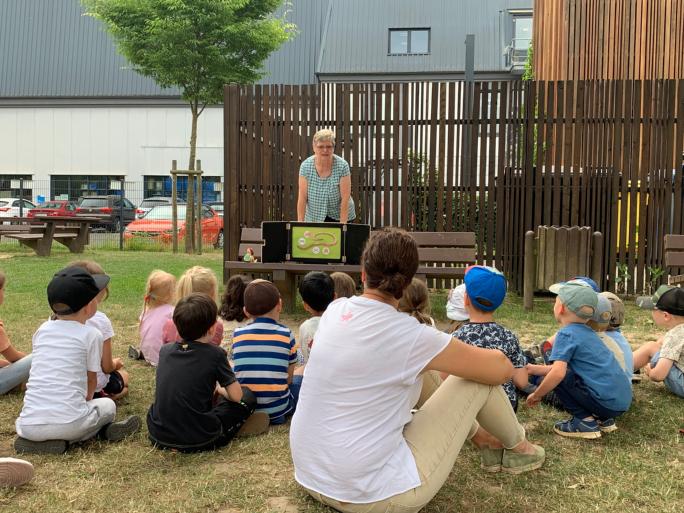 Die Kinder der Gruppe Grün der Erbacher Kita Kunterbunt lauschen gespannt dem Kamishibai-Theater, das sie für ihren Namensvorschlag gewonnen hatten. (Bild: Stadt Erbach)