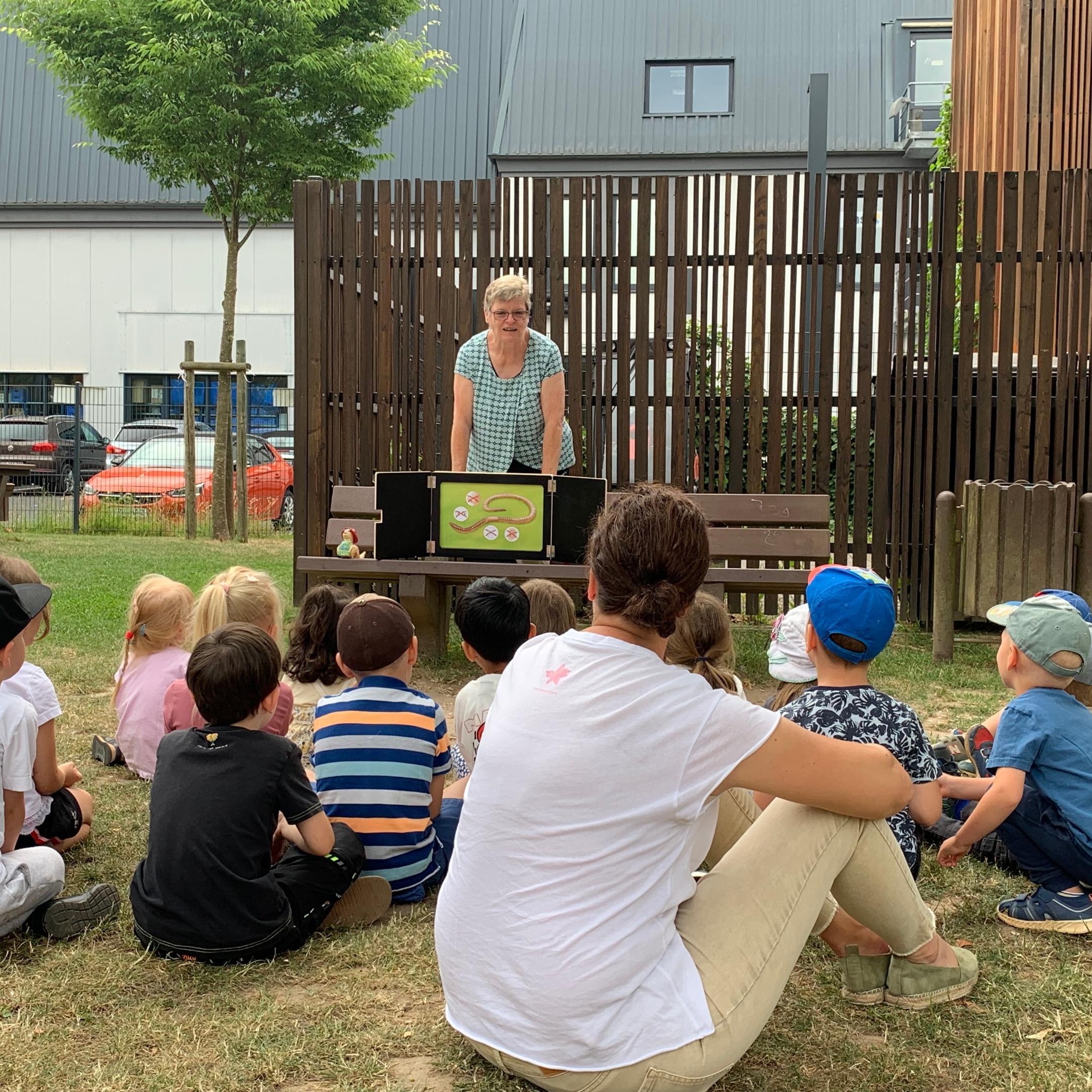 Die Kinder der Gruppe Grün der Erbacher Kita Kunterbunt lauschen gespannt dem Kamishibai-Theater, das sie für ihren Namensvorschlag gewonnen hatten. (Bild: Stadt Erbach)