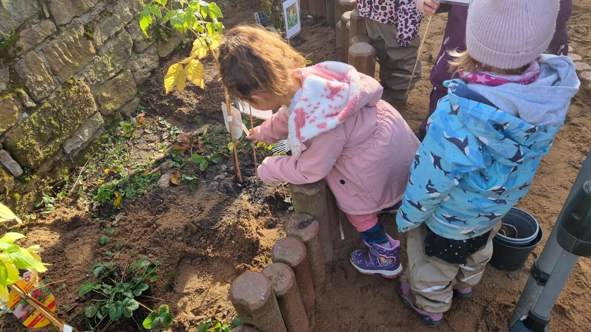 Letzter Handgriff im Kindergarten Regenbogen (c) Lebendiges Erbach