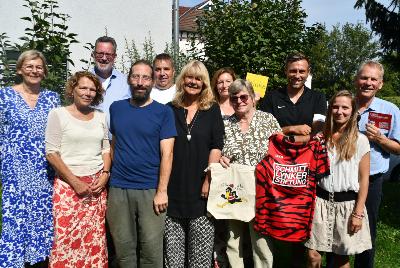 Das Bild zeigt von links: Brigitte Wittmann, Ute Marquardt, Frank Sauer, Marco Lisanti und Christian Scheuermann. Es folgen Sigrid Faust-Schmidt, Kerstin Schmitt, Ursula Weiers, Marius Rutkowski, Marina Stuckert und Harald Buschmann. (Foto: Michel Lang / DRK-Odenwaldkreis)