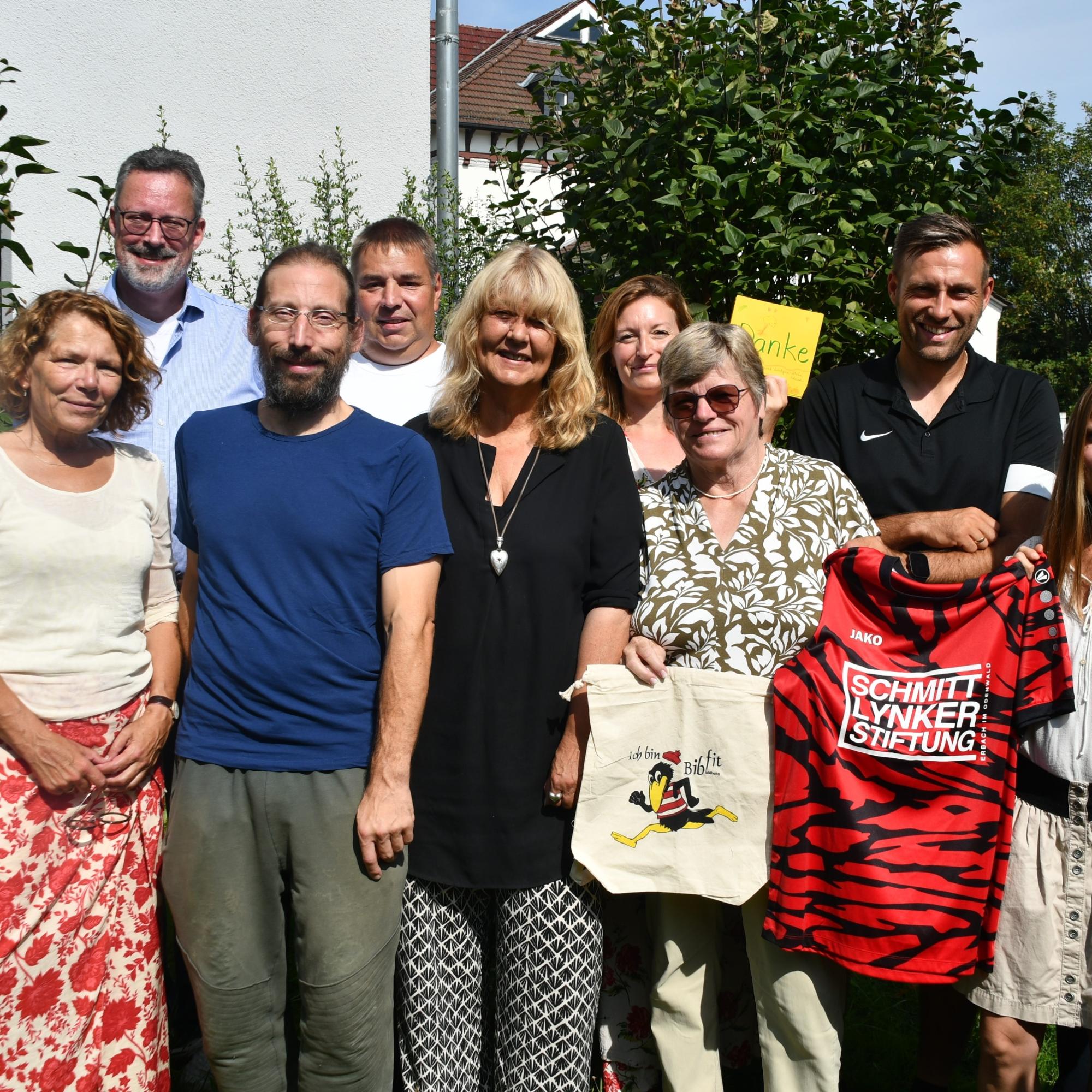 Das Bild zeigt von links: Brigitte Wittmann, Ute Marquardt, Frank Sauer, Marco Lisanti und Christian Scheuermann. Es folgen Sigrid Faust-Schmidt, Kerstin Schmitt, Ursula Weiers, Marius Rutkowski, Marina Stuckert und Harald Buschmann. (Foto: Michel Lang / DRK-Odenwaldkreis)